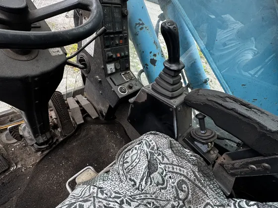 FUCHS MHL 320 kabinos valdymo svirtys