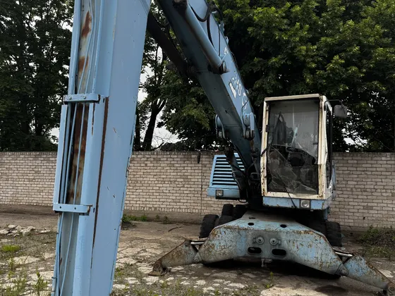 FUCHS MHL 320 strėlė iš priekio