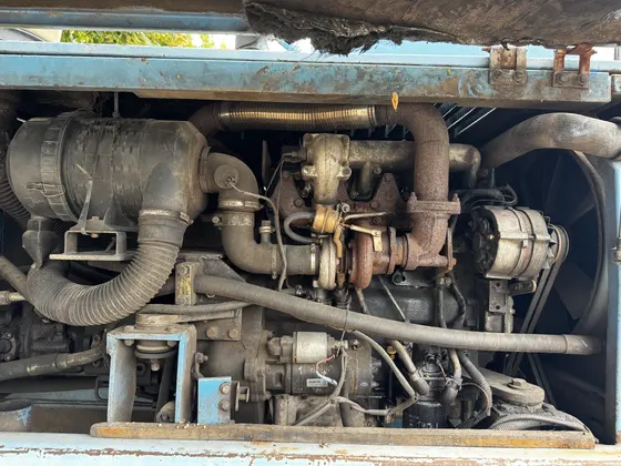FUCHS MHL 320 Perkins 4 cilindrų variklio skyrius